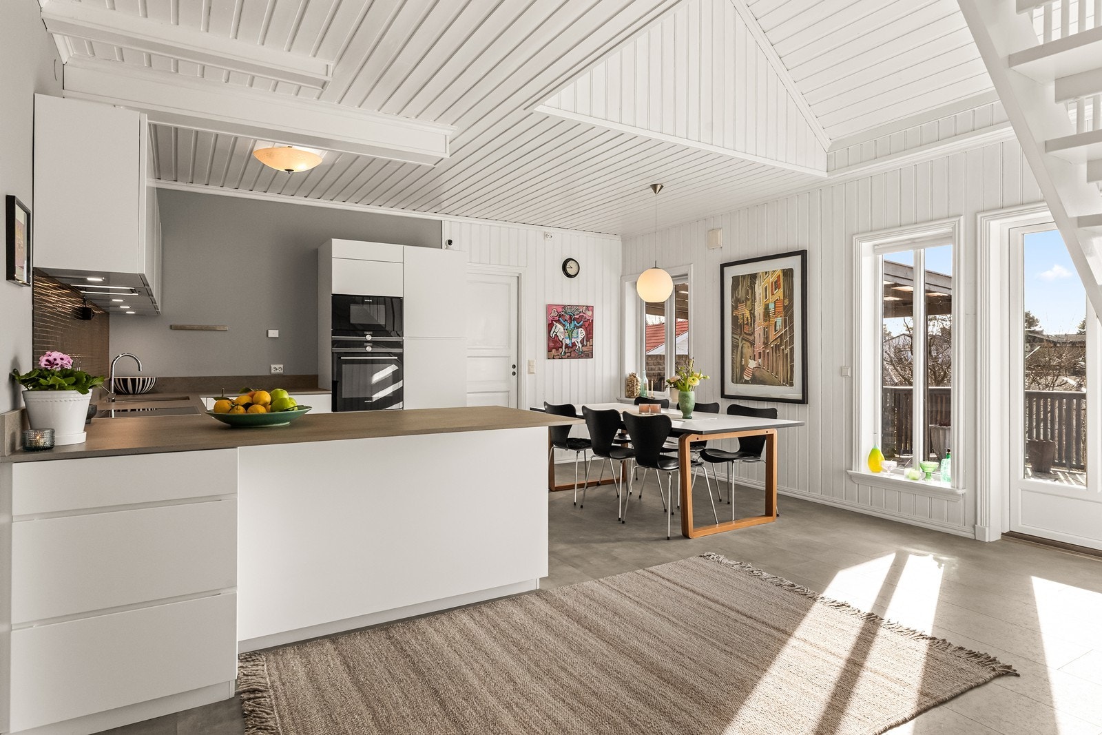 Den åpne løsningen gir et fint allrom. Galleribilde