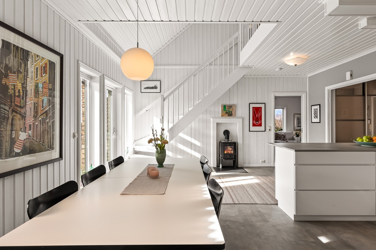Fra spisestuen er det åpent inn mot stuen, noe som skaper en god romfølelse. Galleribilde