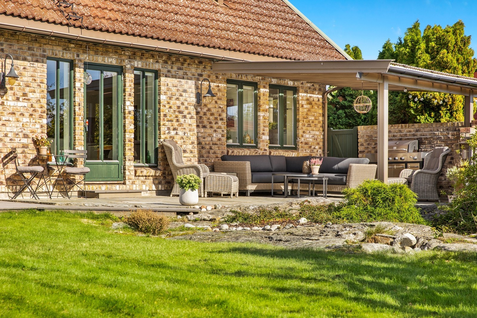 Den romslige uteplassen har flere soner, inkludert en overbygget del for lengre kvelder utendørs. Galleribilde