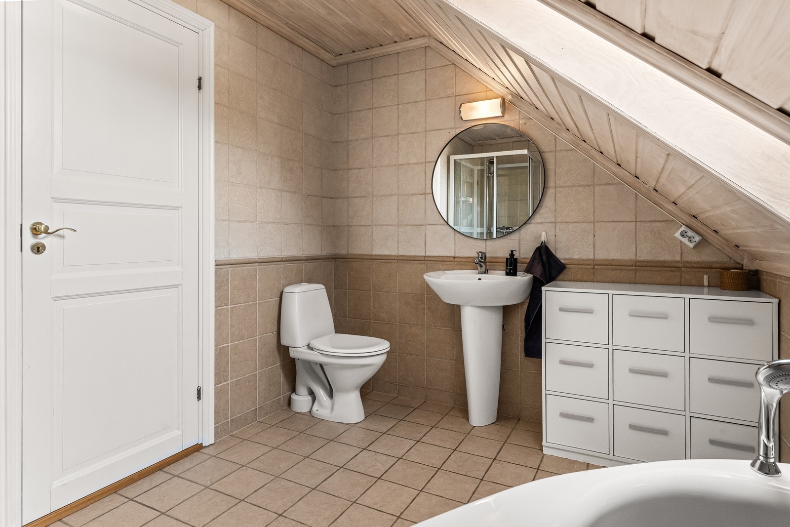 Her er det også toalett, søylevask og varmekabler i gulvet. Galleribilde