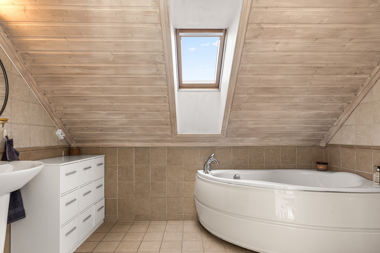 Badet i andre etasje er flislagt og utstyrt med badekar. Galleribilde