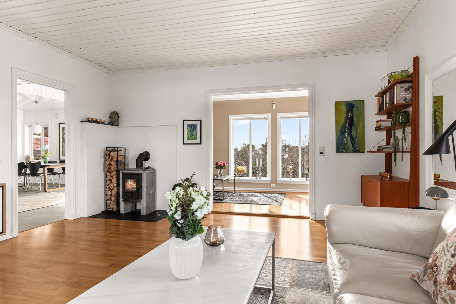 I tillegg til hovedstuen har boligen en egen TV-stue, som gir fleksibilitet for familien. Galleribilde