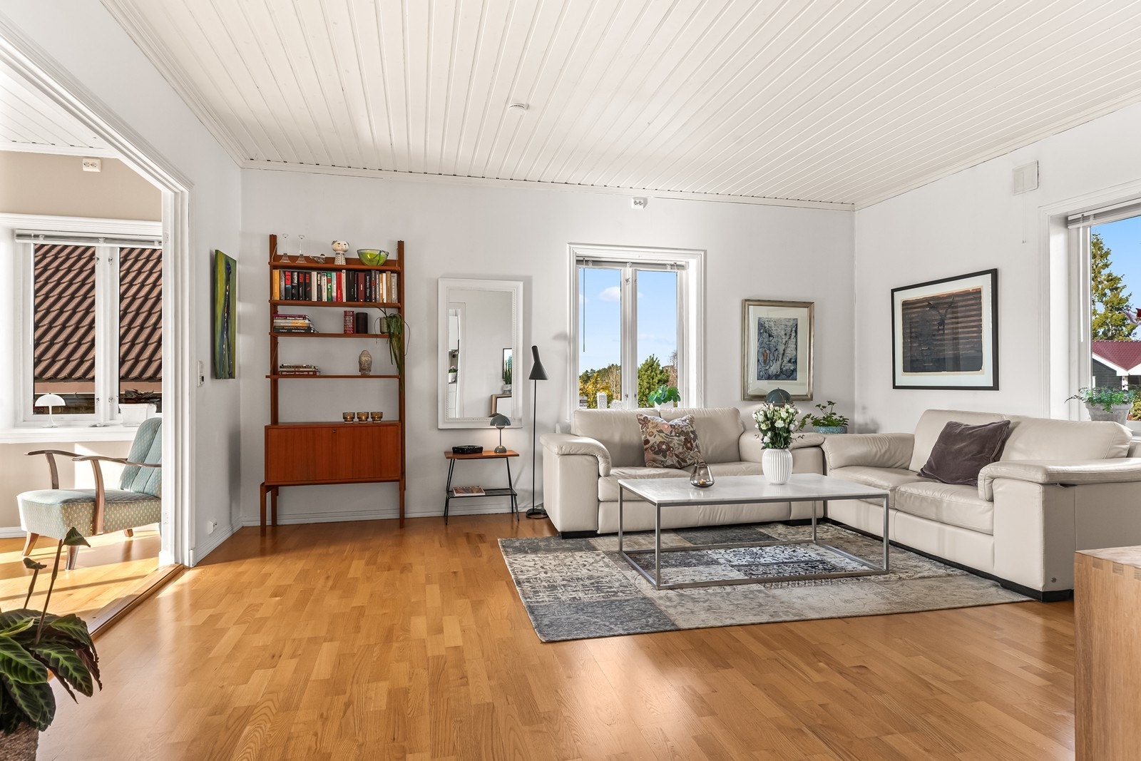 Store vindusflater gir godt med naturlig lys. Galleribilde