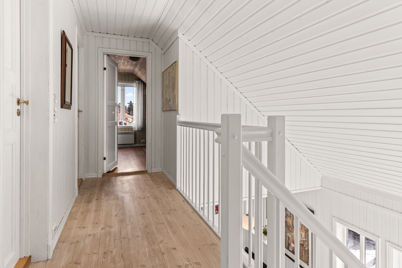 I andre etasje finner vi en lys gang som leder til tre soverom og bad. Galleribilde