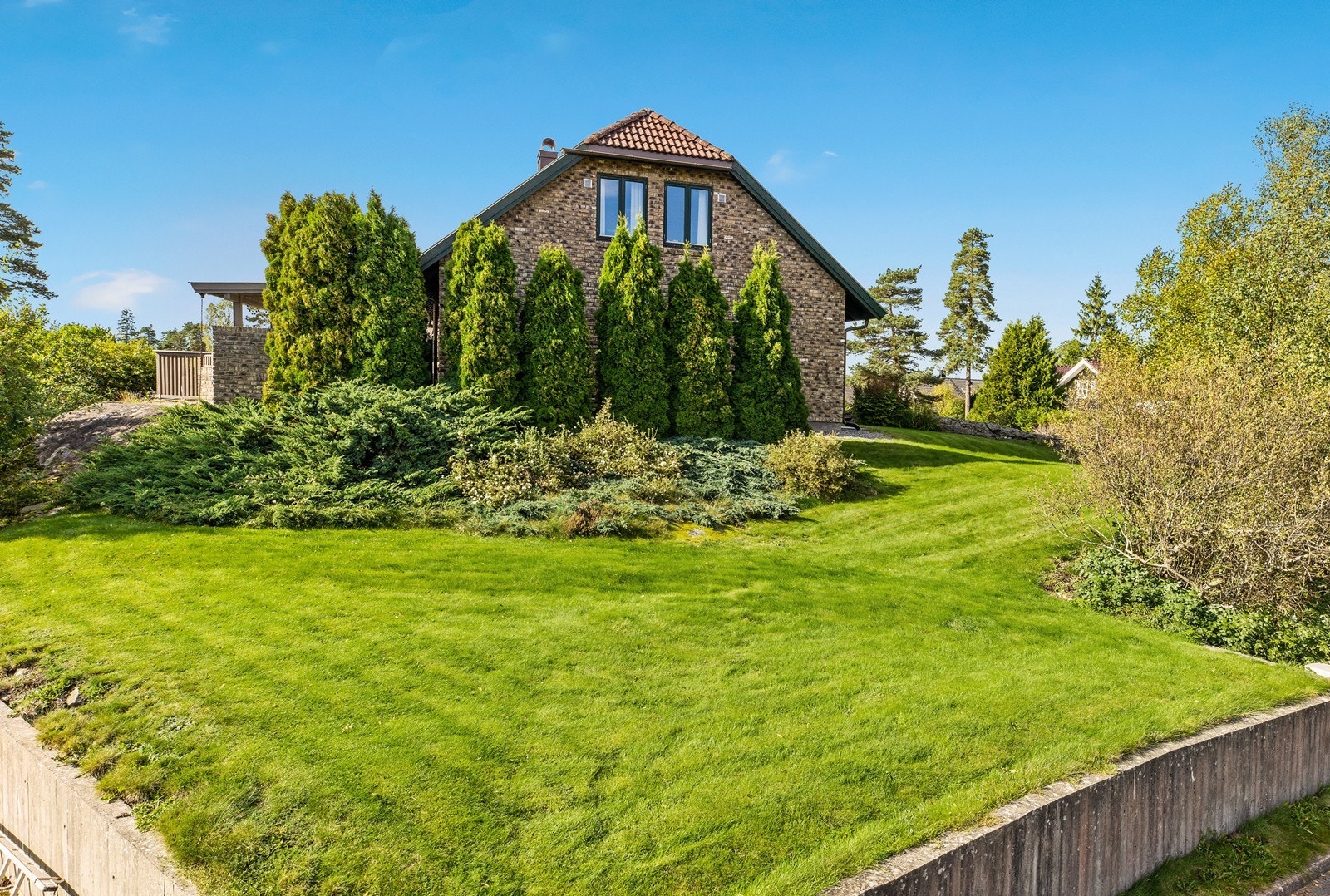 Eiendommen ligger i et rolig og etablert boligområde. Galleribilde