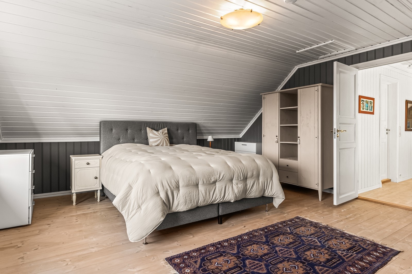 Rommet har god plass til både seng og garderobeløsninger. Galleribilde