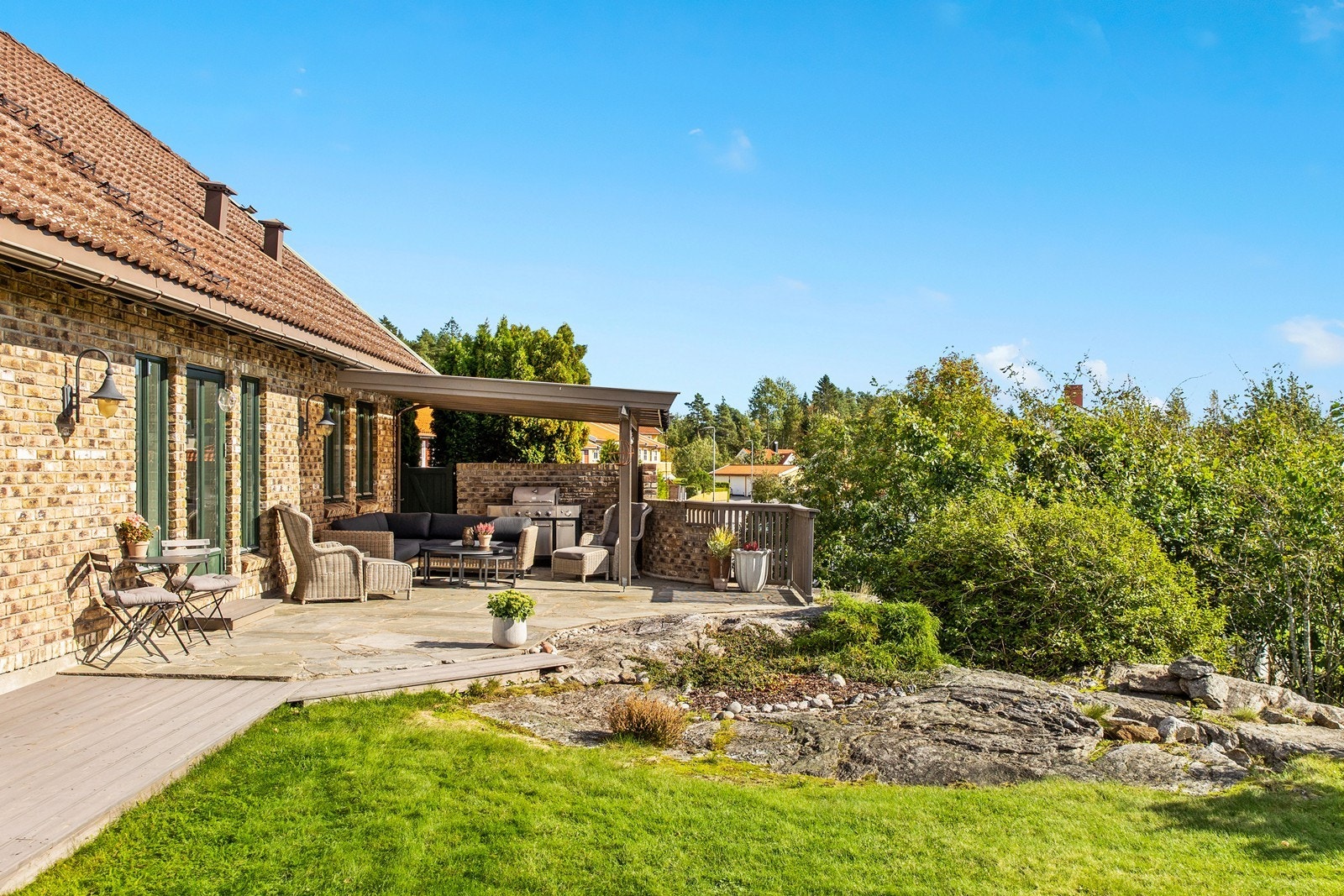 Flere uteplasser gir mulighet til å følge solen gjennom dagen. Galleribilde