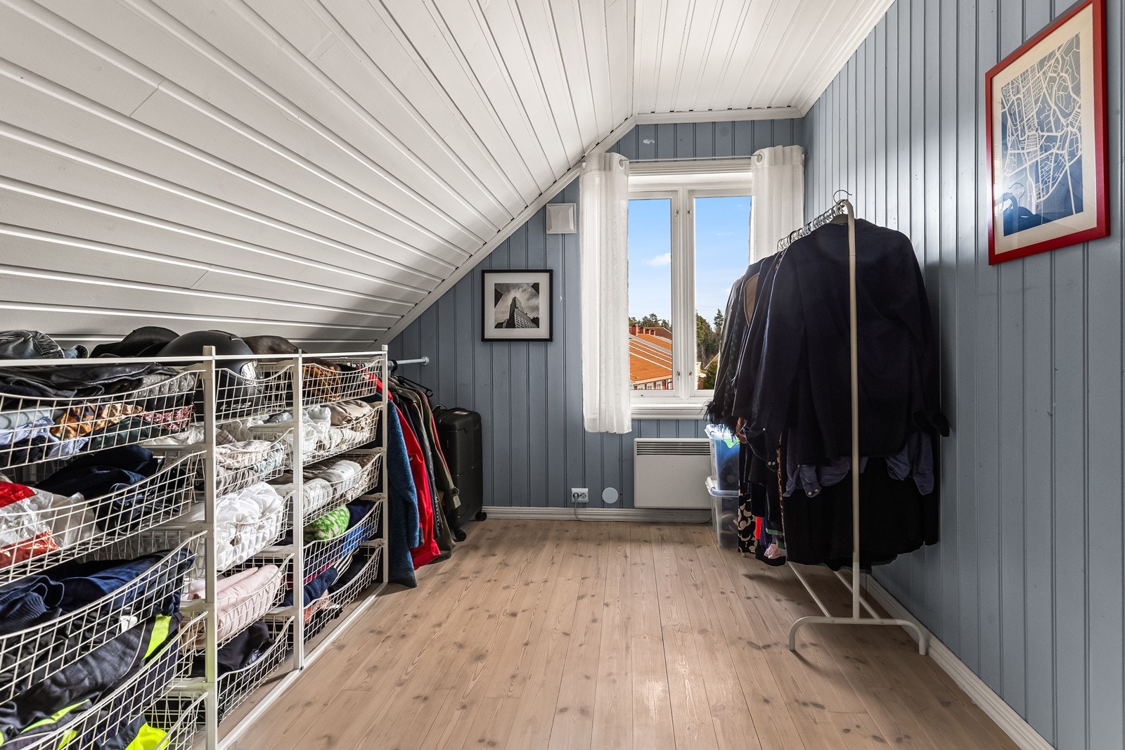 Det tredje rommet i etasjen gir fleksible muligheter for oppbevaring eller som et ekstra soverom. Galleribilde