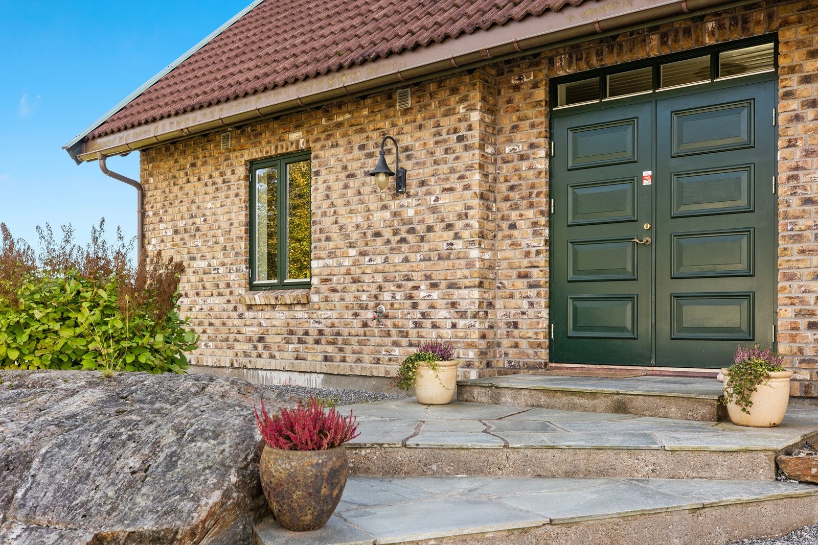 Eiendommen har et innbydende inngangsparti med skiferheller. Galleribilde