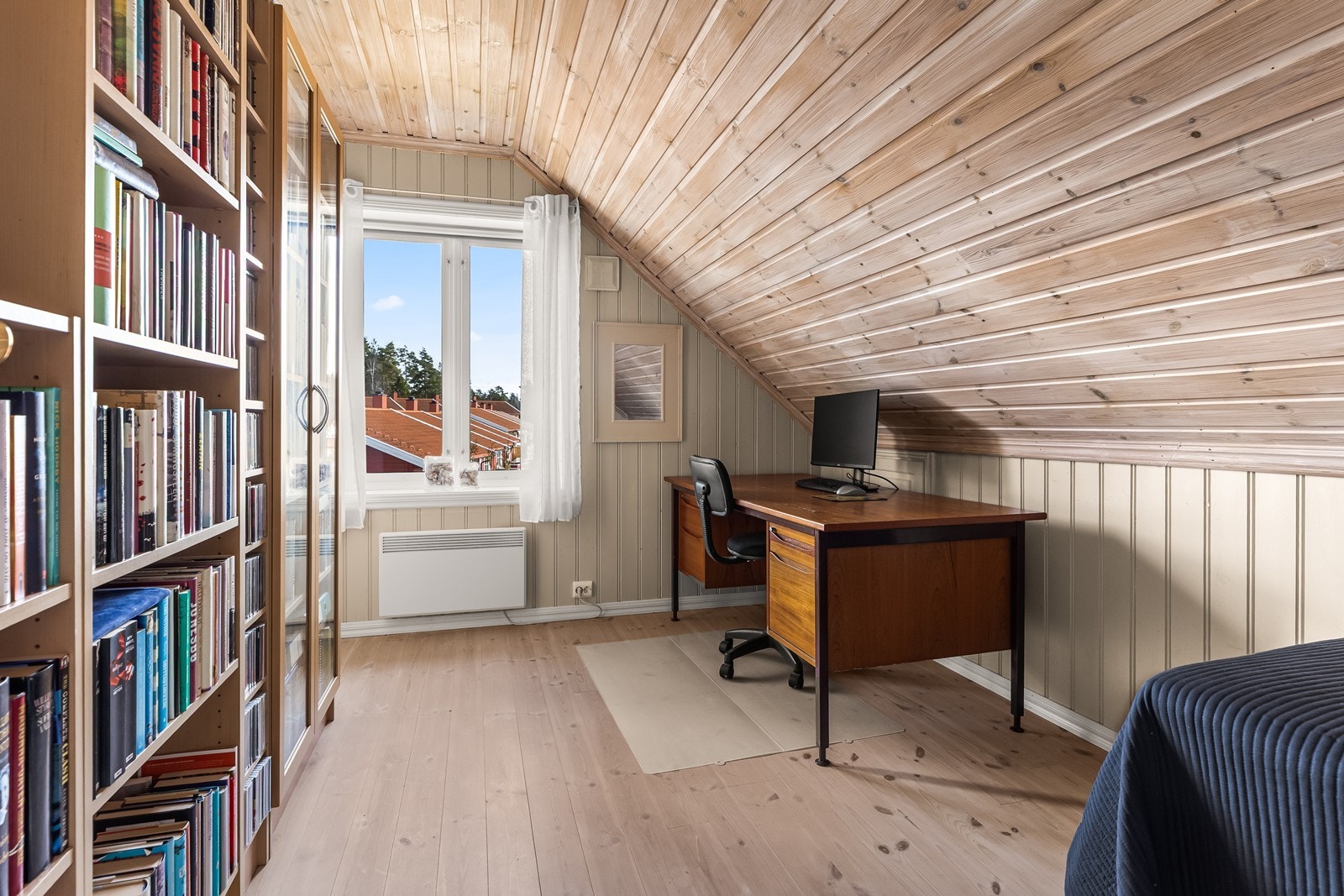 Et av rommene egner seg ypperlig som kontor eller gjesterom. Galleribilde