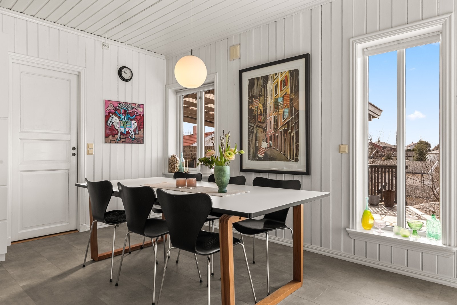 Plass til et stort langbord for hyggelige sammenkomster. Galleribilde