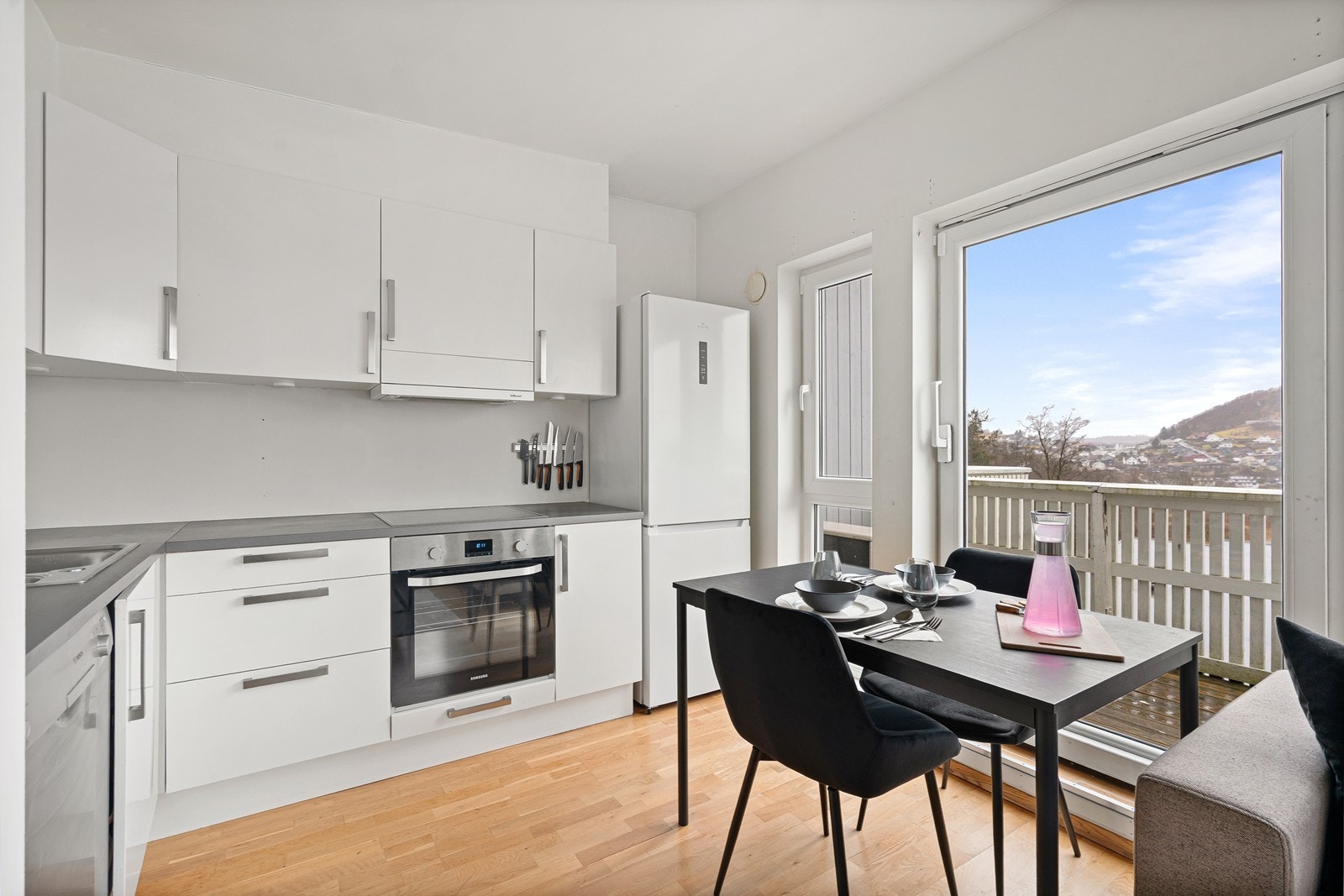 Fra kjøkkenet er det utgang til balkongen. Galleribilde