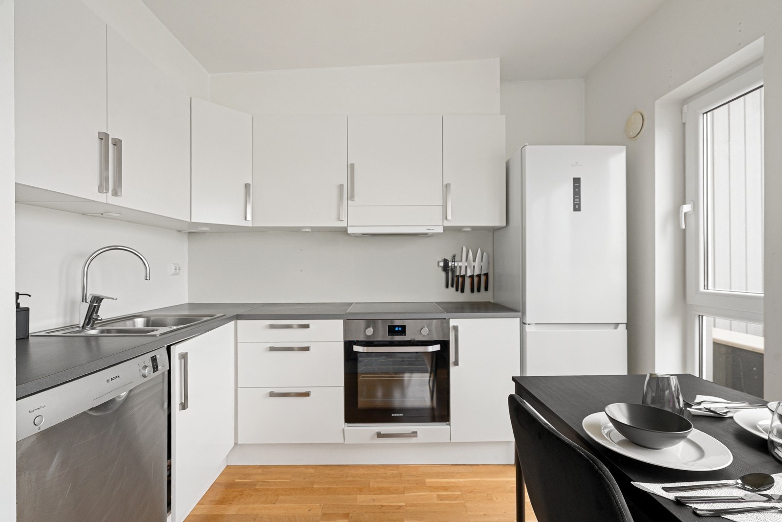 På kjøkkenet er det mye skap- og benkeplass. Galleribilde