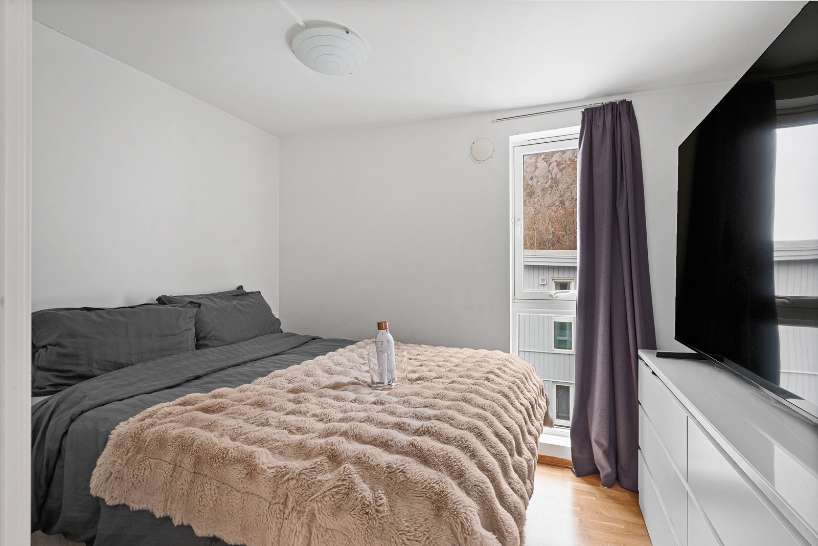 Romslig soverom. Galleribilde