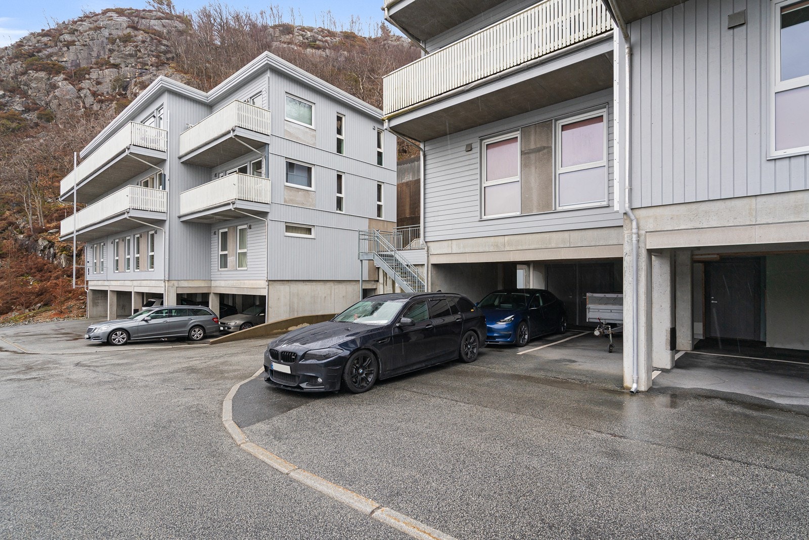 Det medfølger 2 p-plasser til leiligheten. Galleribilde