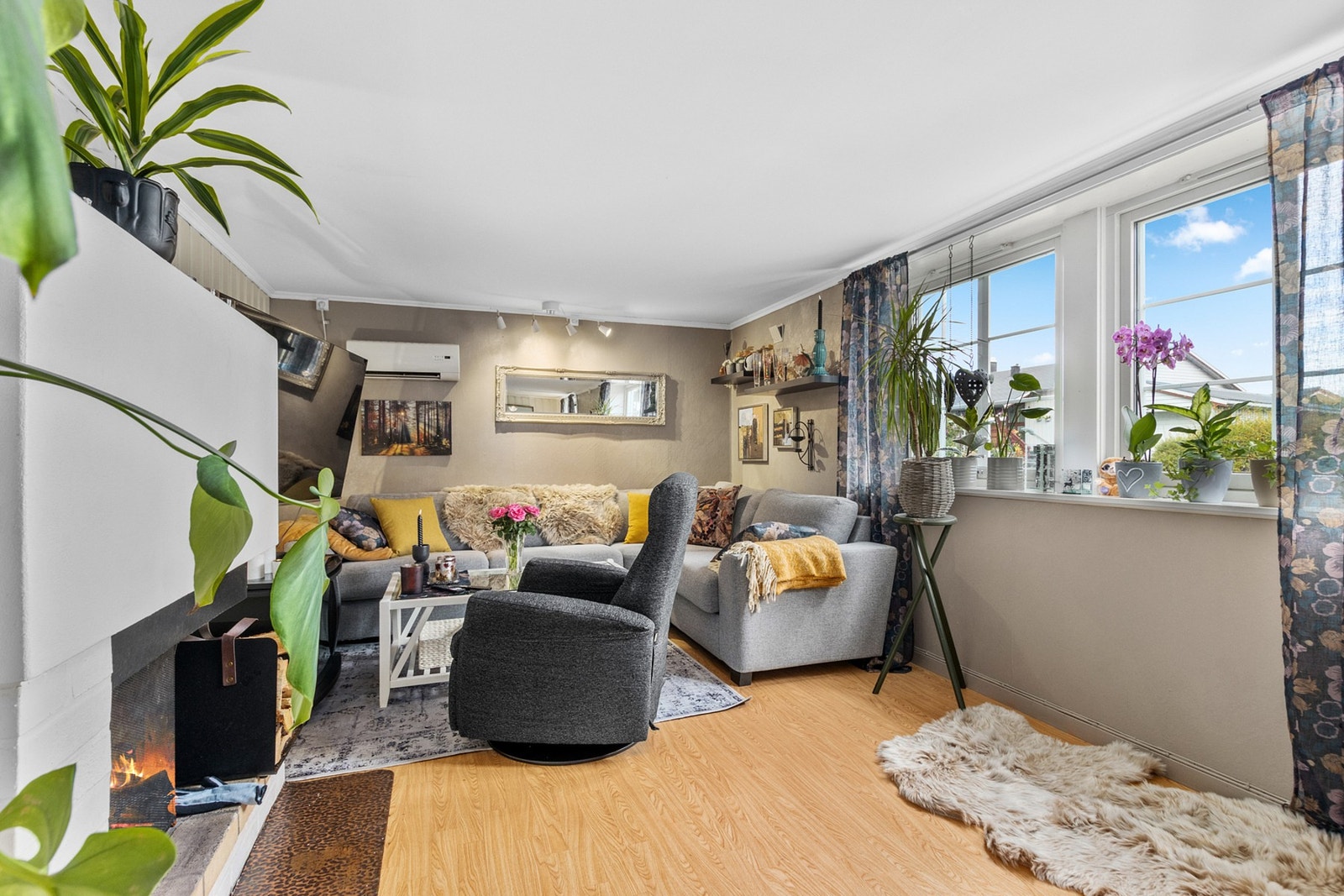 Her har man god plass til sofagruppe og lenestoler. Galleribilde