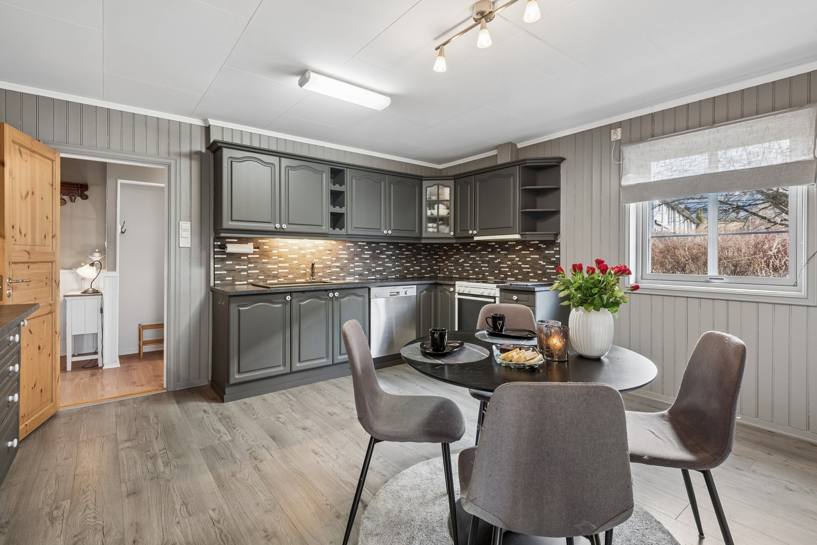 Kjøkkenet er romslig og har enkel adkomst til både stue og gang. Galleribilde