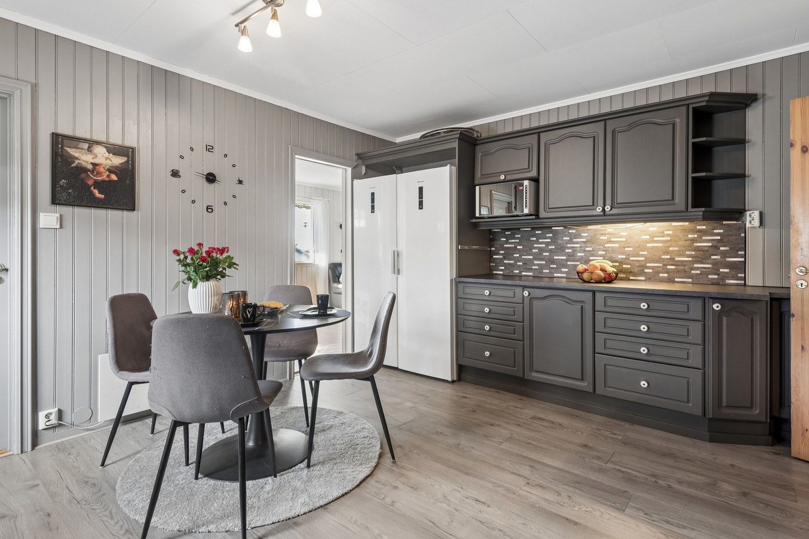 Fra kjøkken har man enkel adkomst til stue. Galleribilde