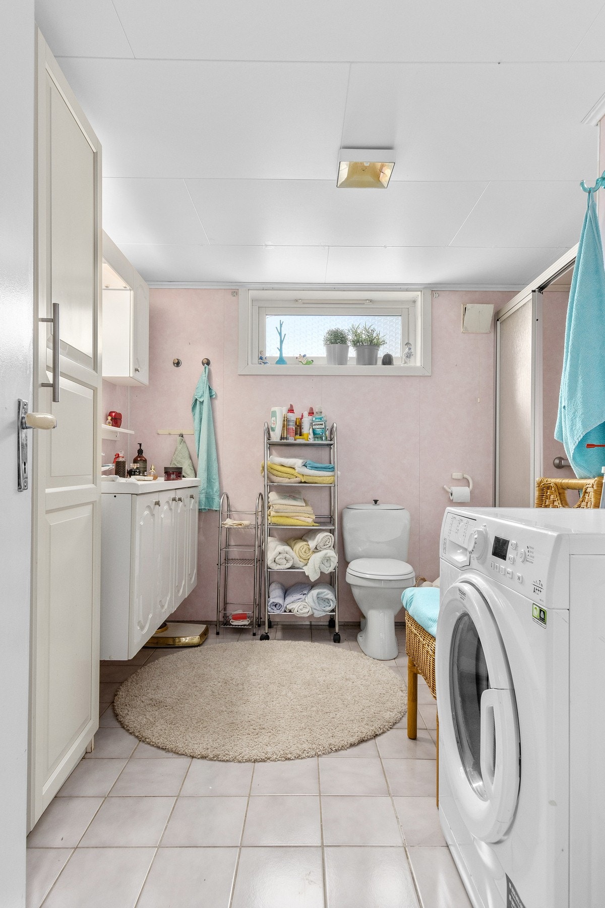 Badet i utleiedel har flislagt bad med varmekabler i gulv. Galleribilde