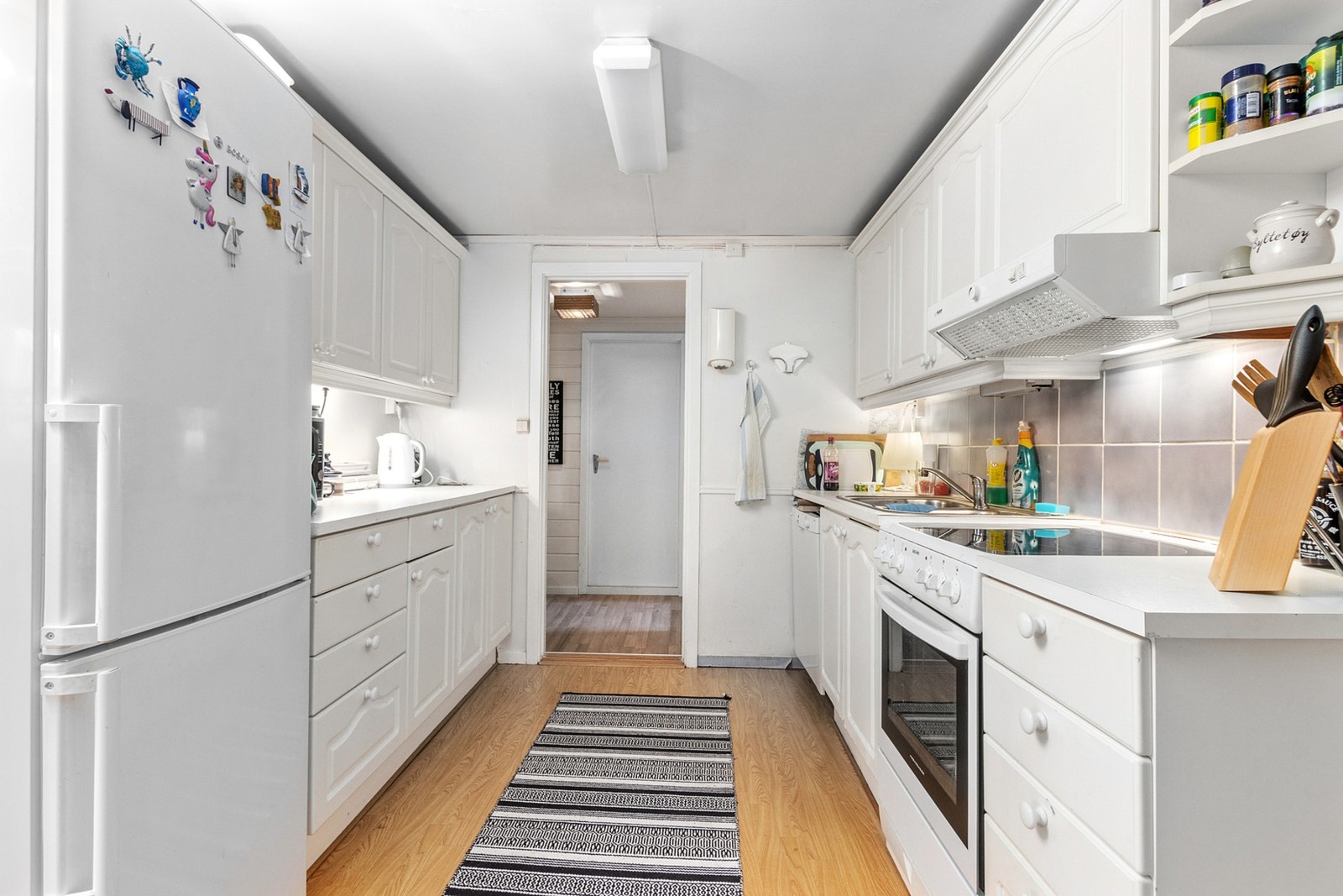 Kjøkken i sokkel har avsatt plass til hvitevarer og godt med skapplass. Galleribilde