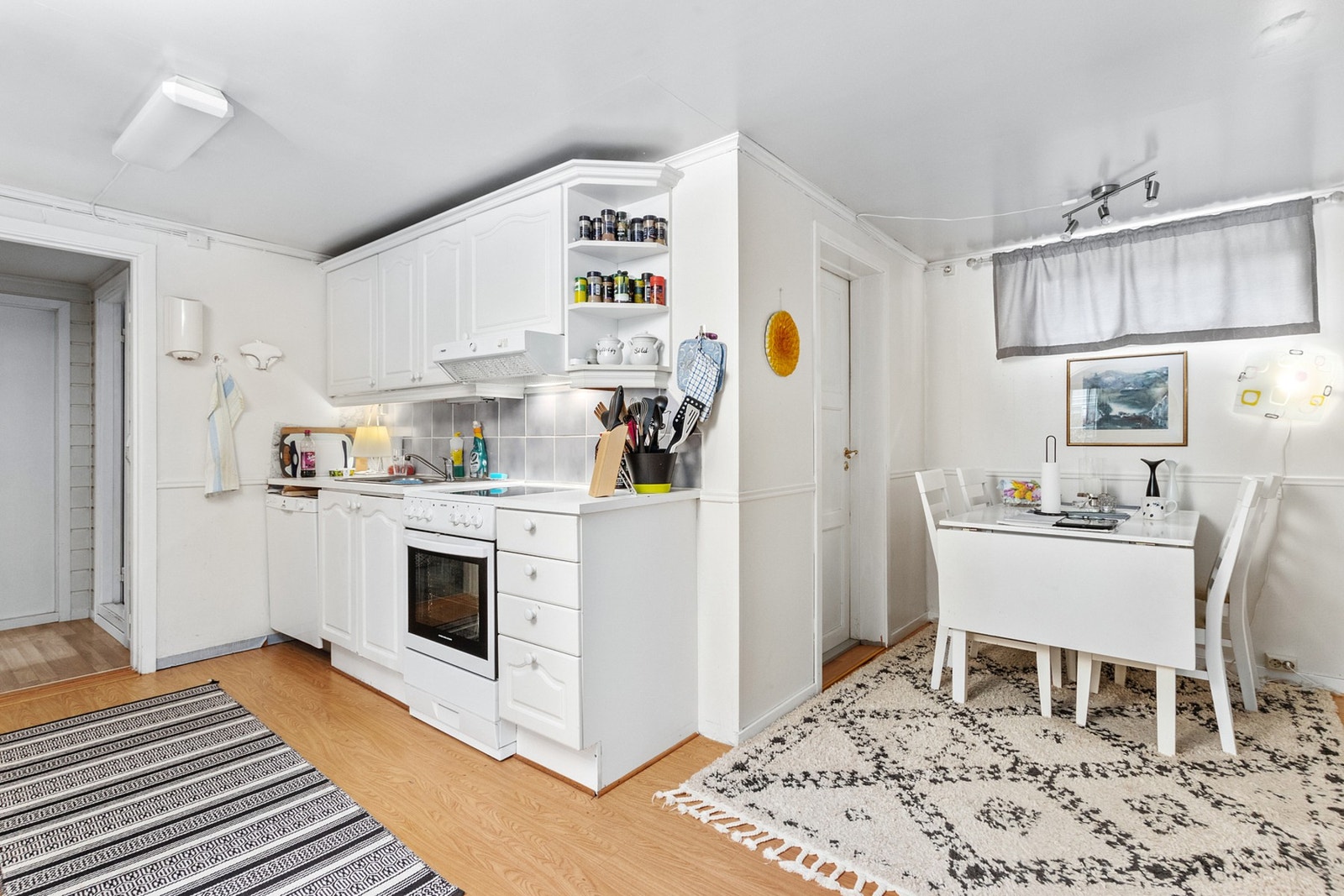 Kjøkkenet har plass til en hyggelig spiseplass . Galleribilde