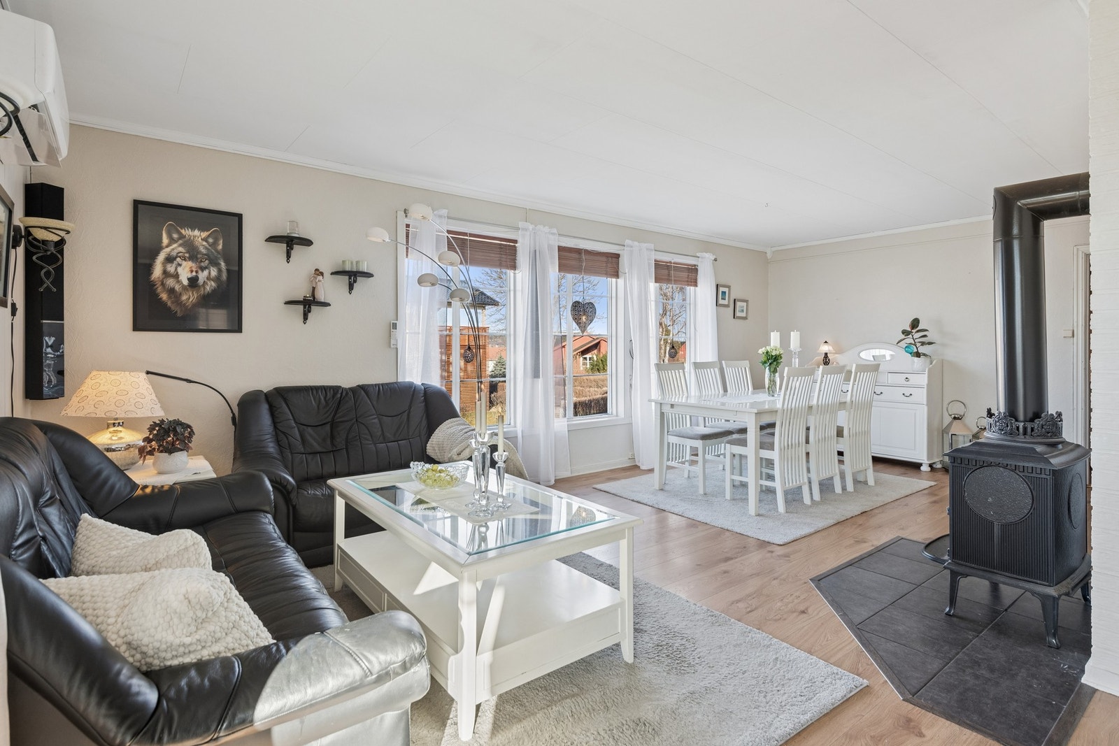 De store vindusflatene slipper inn godt med naturlig lys. Galleribilde