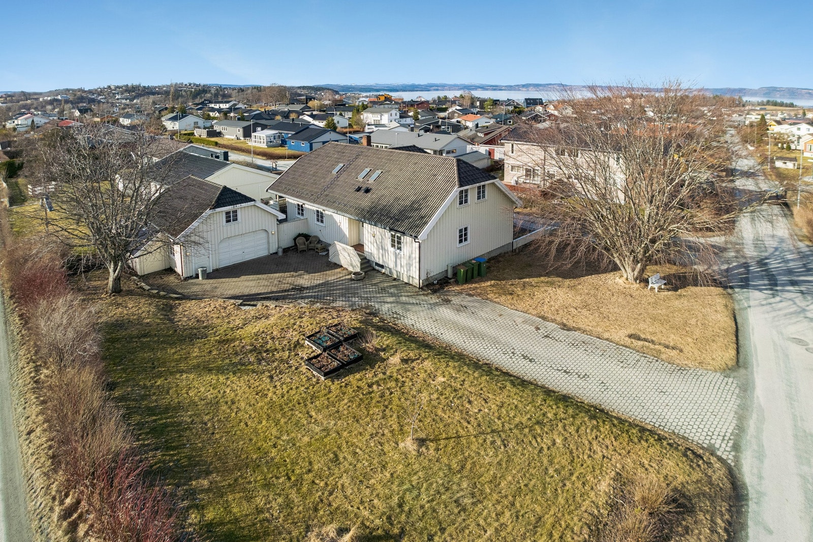 Praktisk og romslig enebolig beliggende på Ankholm. Her har man flott beliggenhet og en romslig enebolig med utleiemuligheter i underetasje. Galleribilde