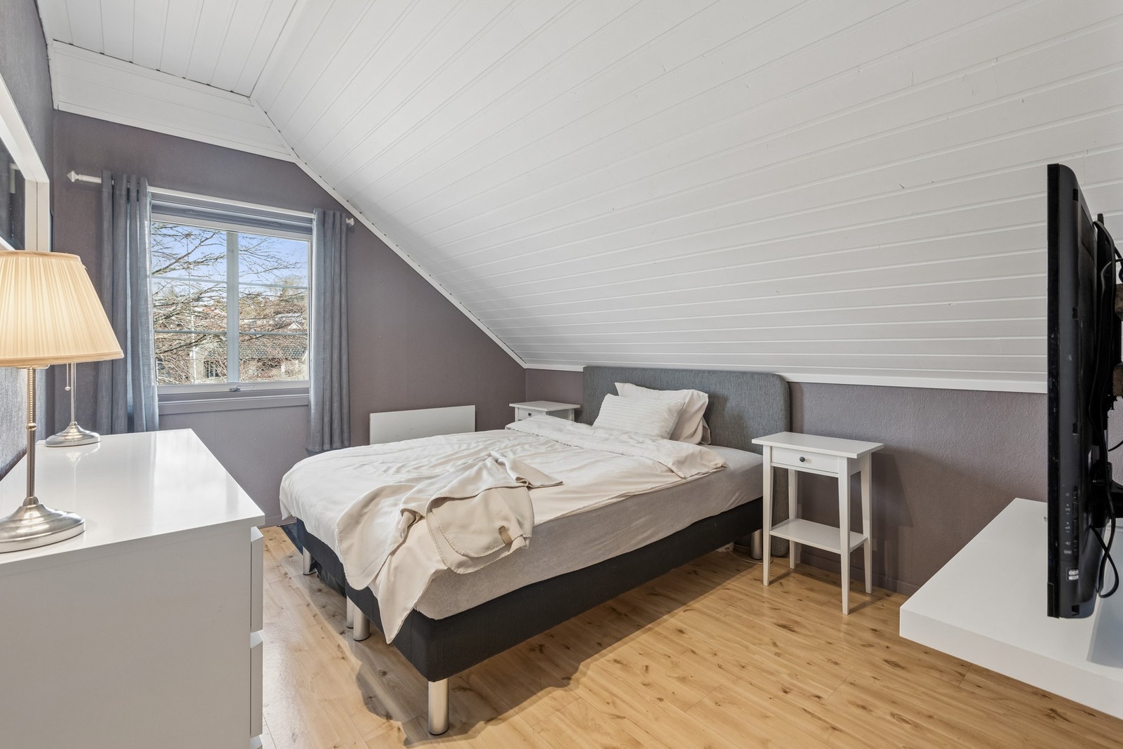 Soverommet har plass til dobbeltseng og oppbevaringsløsning. Galleribilde