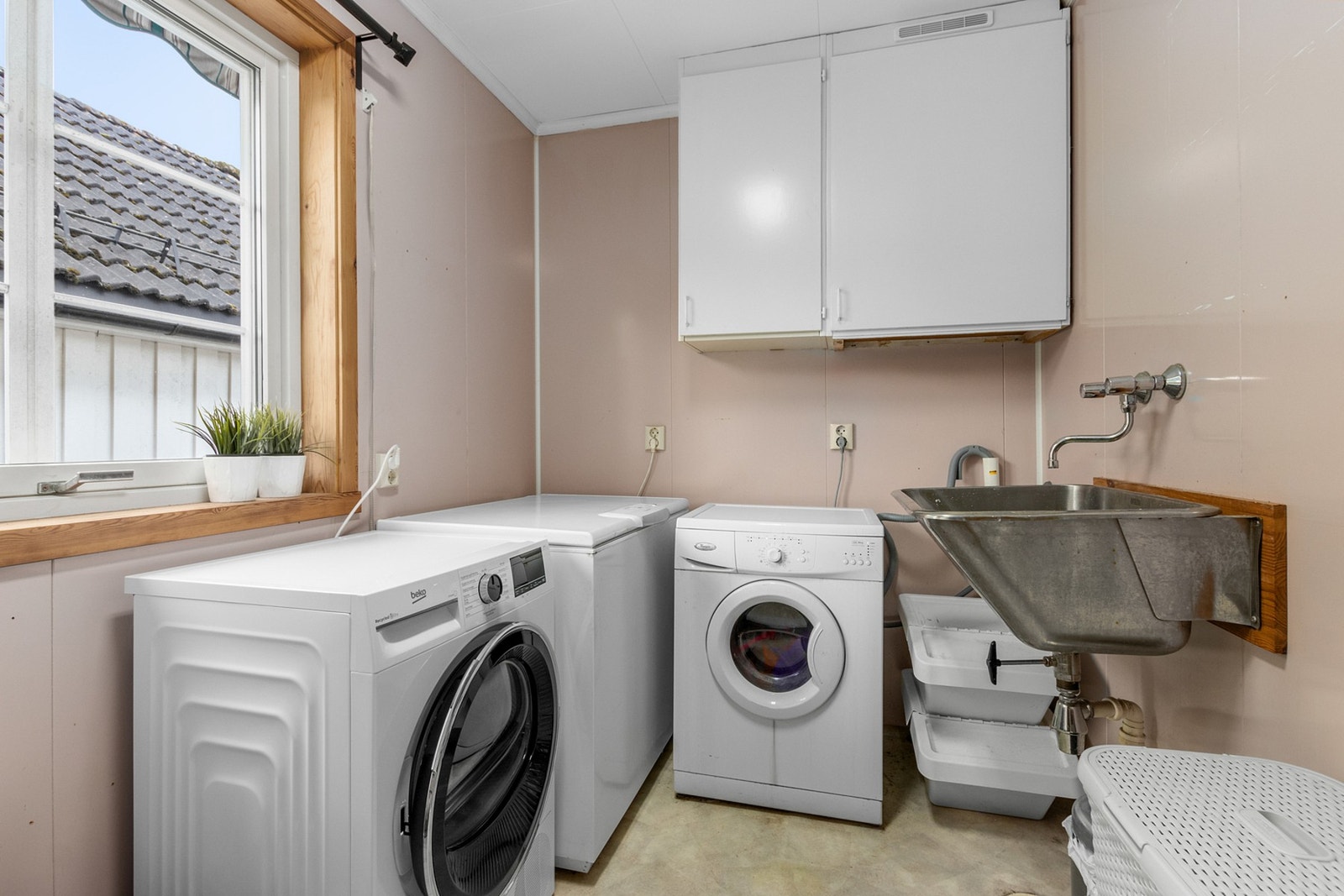 Vaskerom med opplegg for vaskemaskin og utslagsvask. Galleribilde