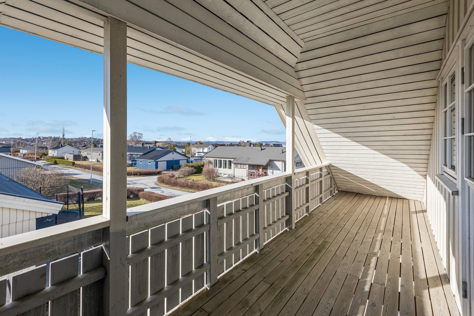 Fra stuen har i 2.etasje har man en romslig veranda med god utsikt. Verandaen er takoverbygget og har god plass til hagemøbler. Galleribilde