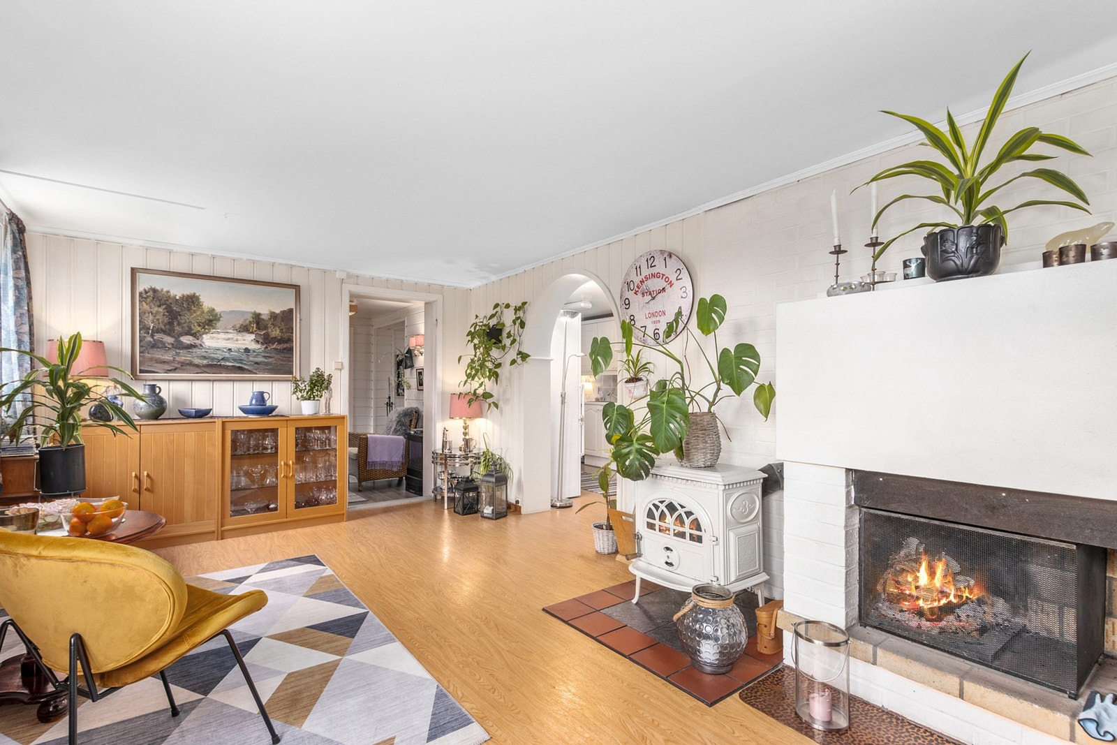 Stuen har god plass til møblering og åpen løsning mot kjøkken. Galleribilde