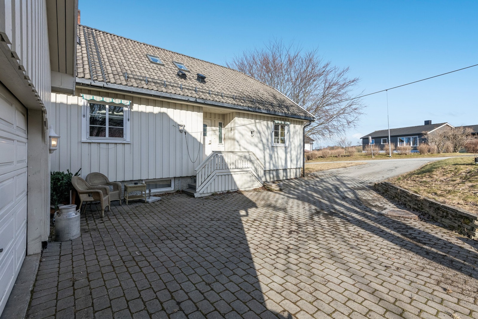 Steinlagt inngangsparti med god plass til parkering. Galleribilde