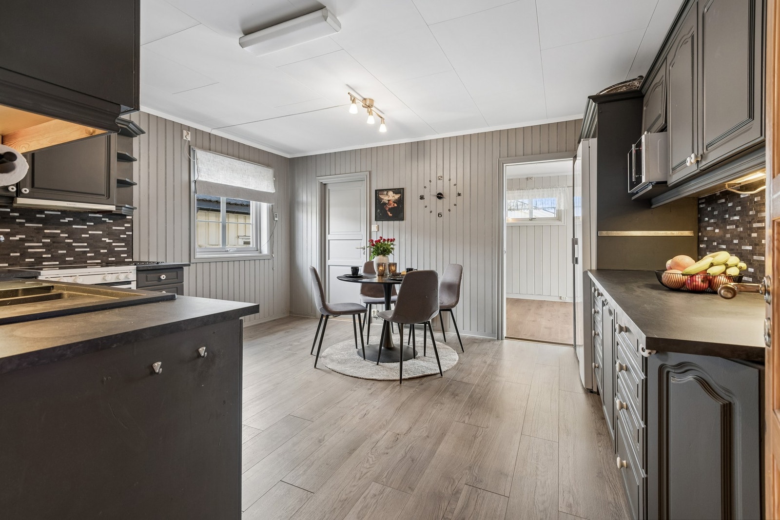 Kjøkkenet har godt med naturlig lysinnslipp. Galleribilde