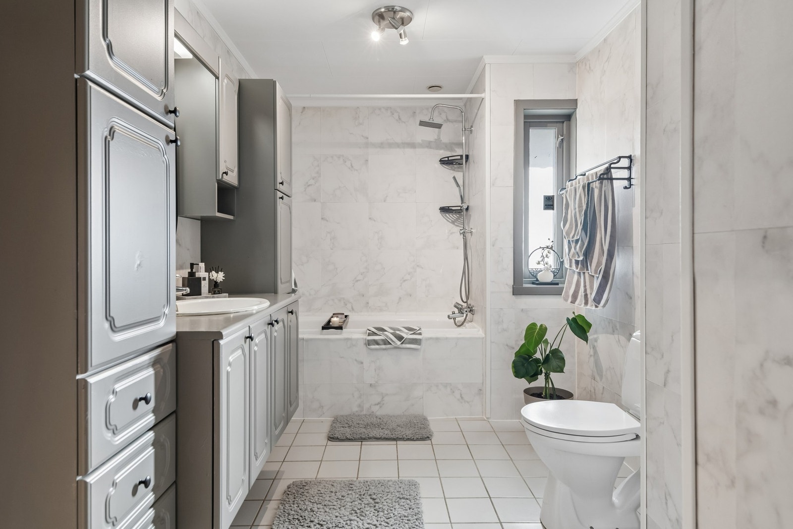 Badet har badekar og varmekabler i gulv. Galleribilde