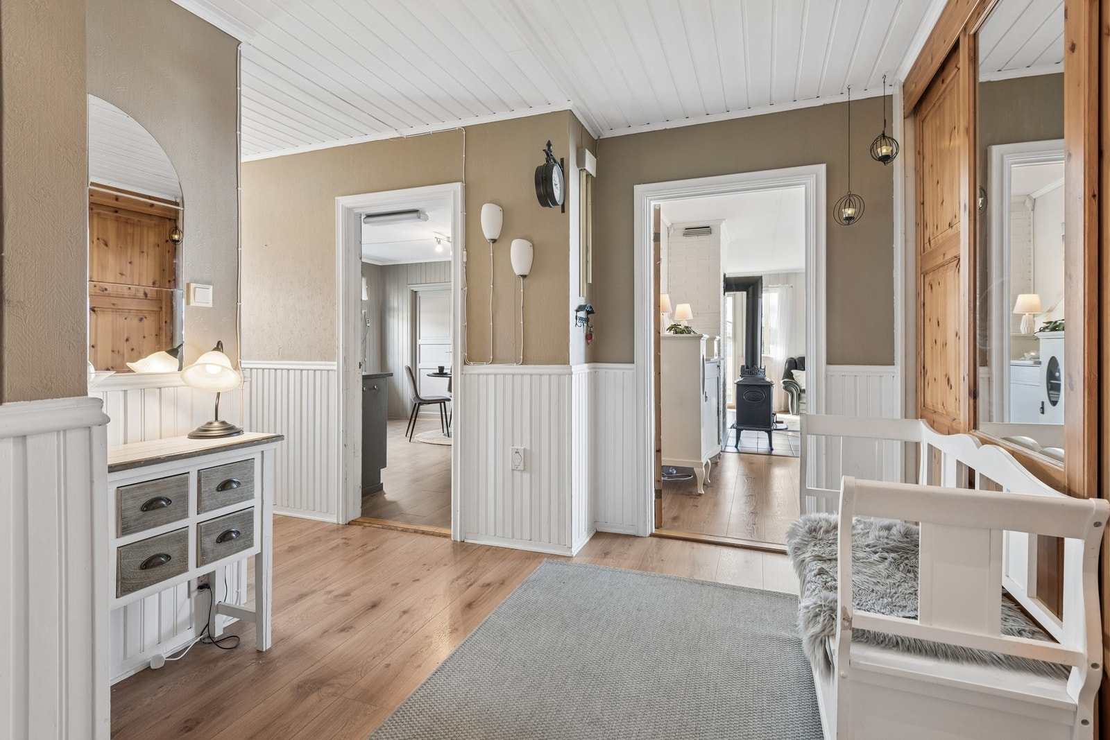 Gang med plass til møblement. Galleribilde