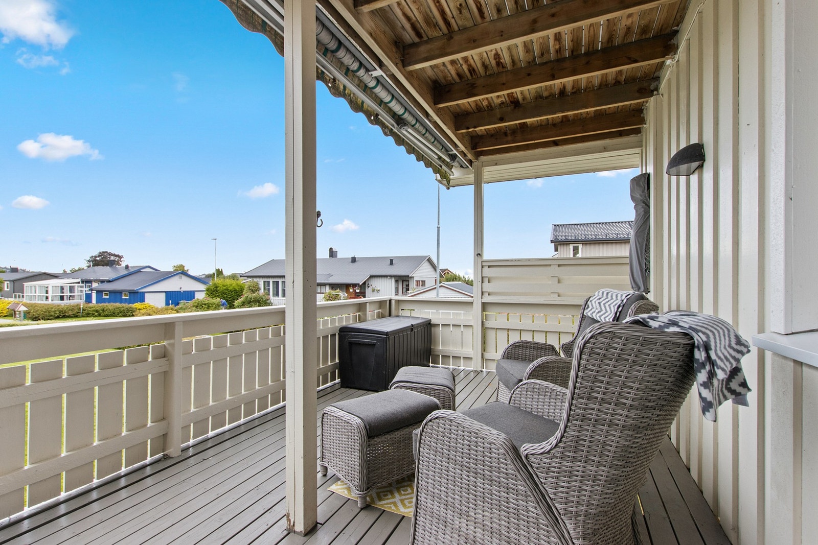 Verandaen er delvis takoverbygget og har markise. Galleribilde