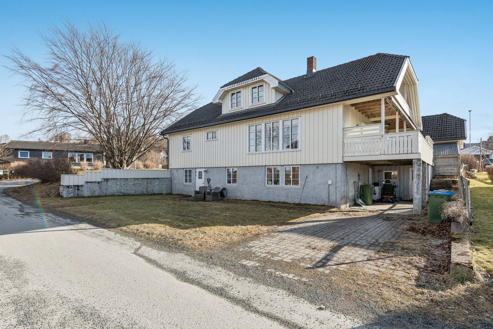 Boligen har separat inngangsparti for utleiedelen og hoveddelen. Eneboligen har mye potensial og en svært barnevennlig beliggenhet med korte avstander til Skole og barnehage. Galleribilde