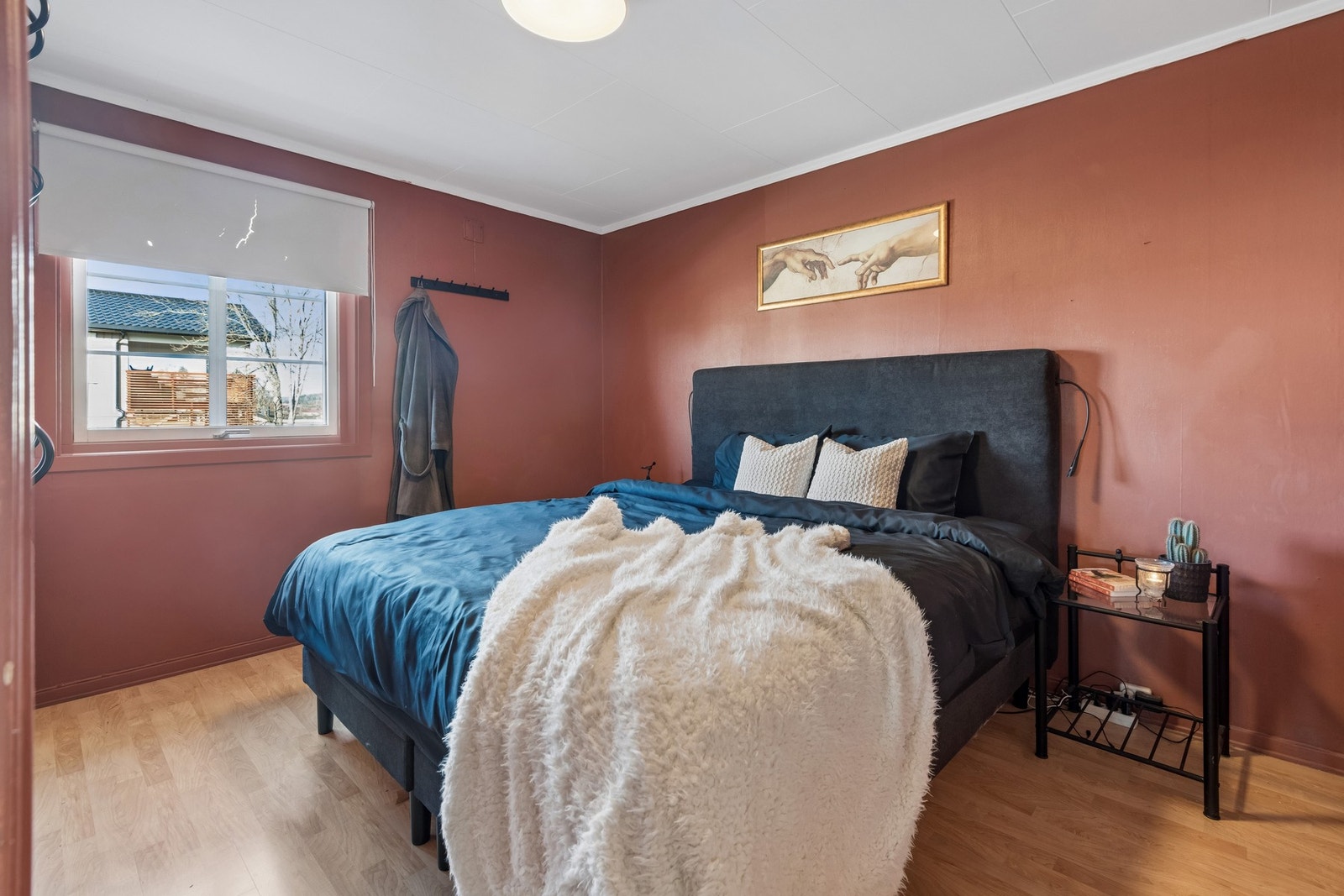 Hovedsoverom ligger i 1.etasje og har god plass til dobbeltseng. Galleribilde