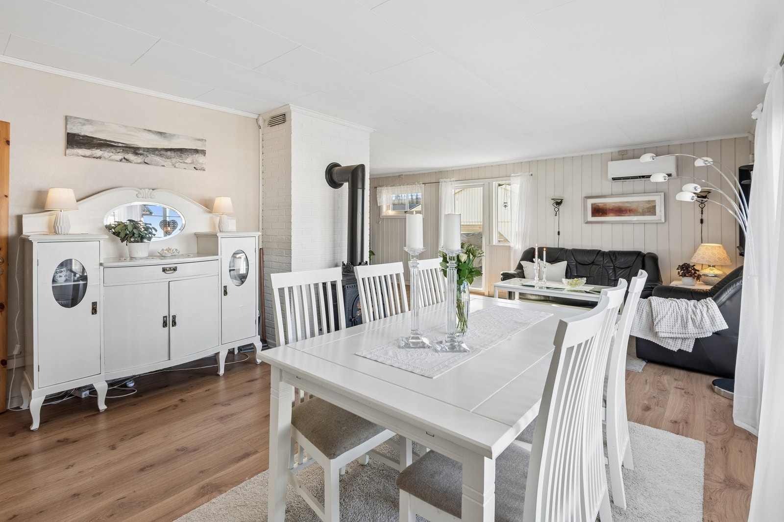 Stuen er lys og innbydende med god plass til møblering. Galleribilde