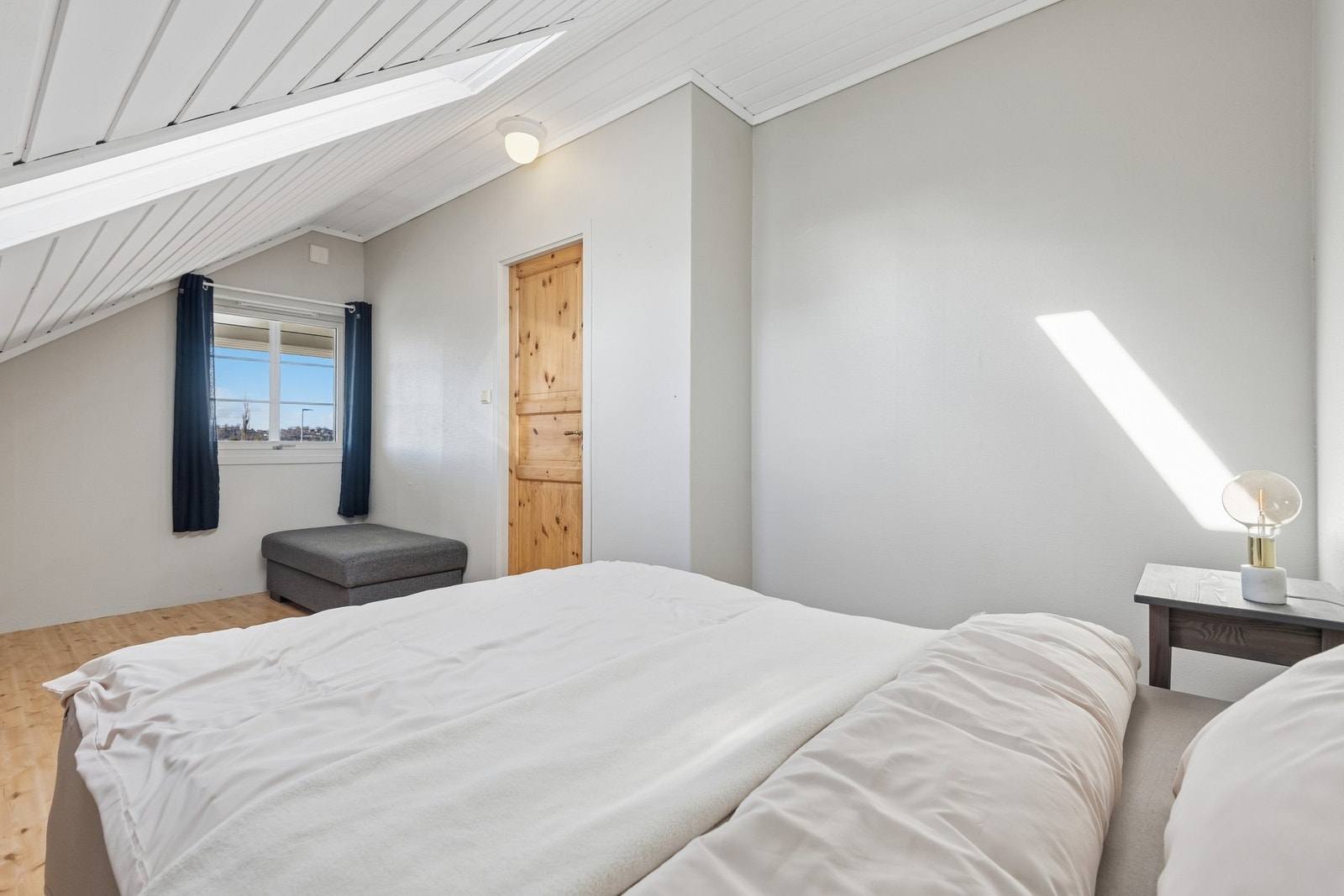 Soverom 3. i andre etasje er lyst og innbydende med plass til dobbeltseng. Galleribilde