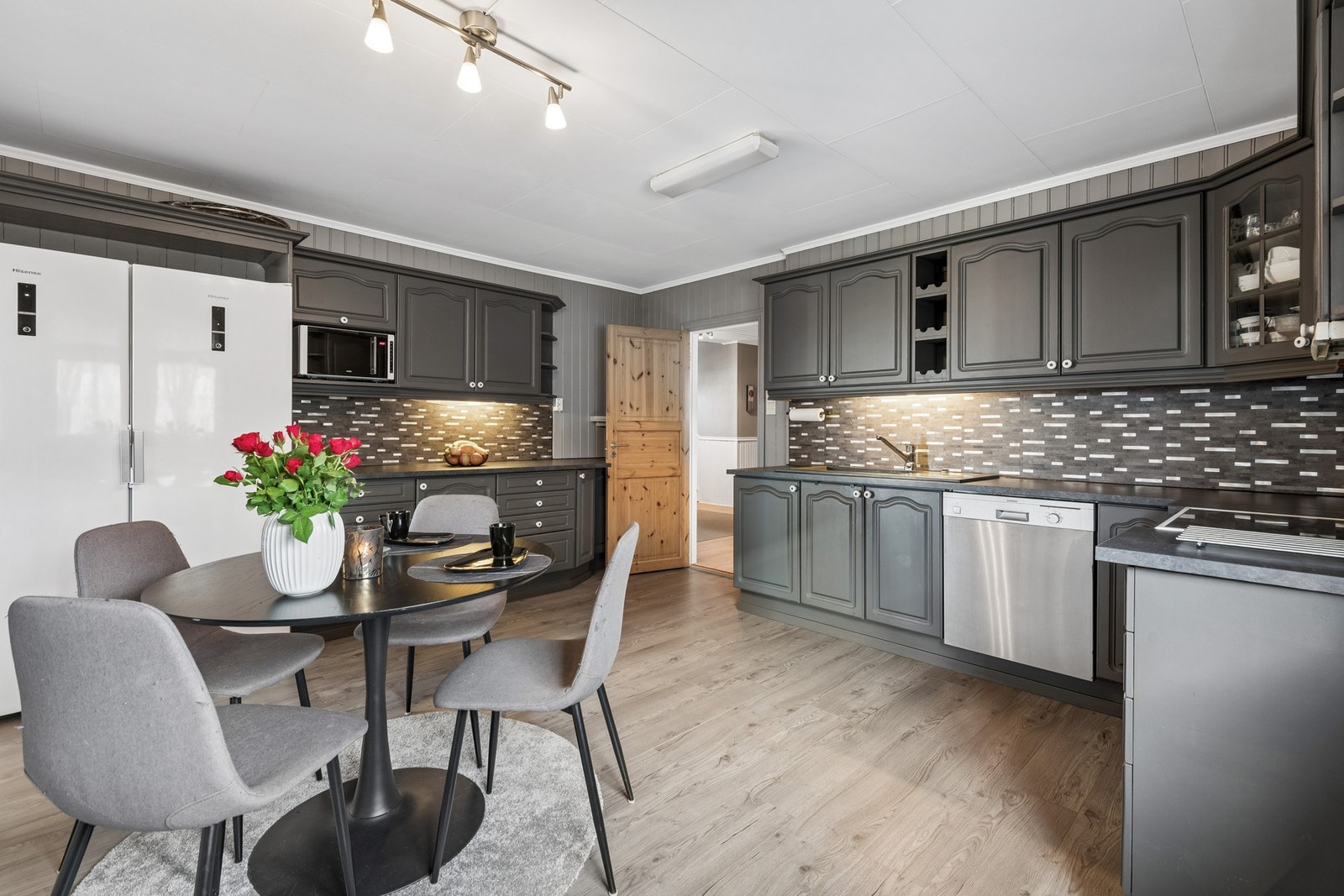 Romslig kjøkkenløsning med avsatt plass til hvitevarer. Her har man god plass til spisegruppe. Galleribilde