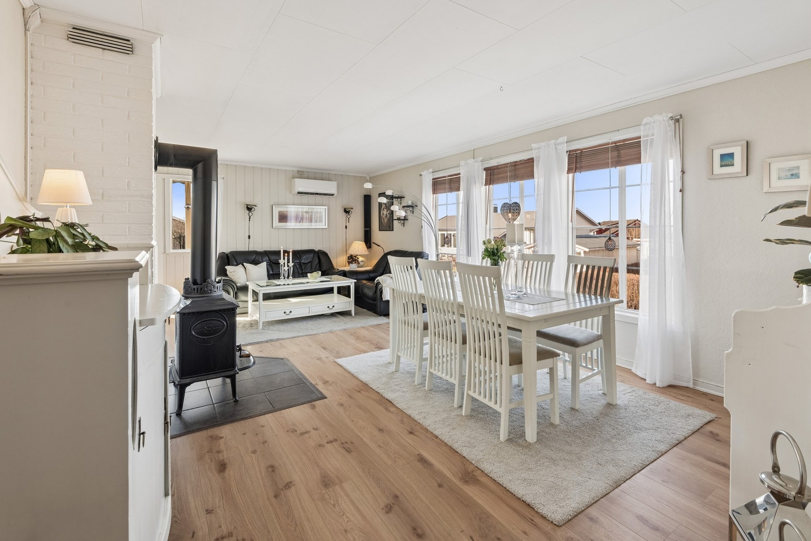 Stuen har både varmepumpe og vedfyring. Galleribilde