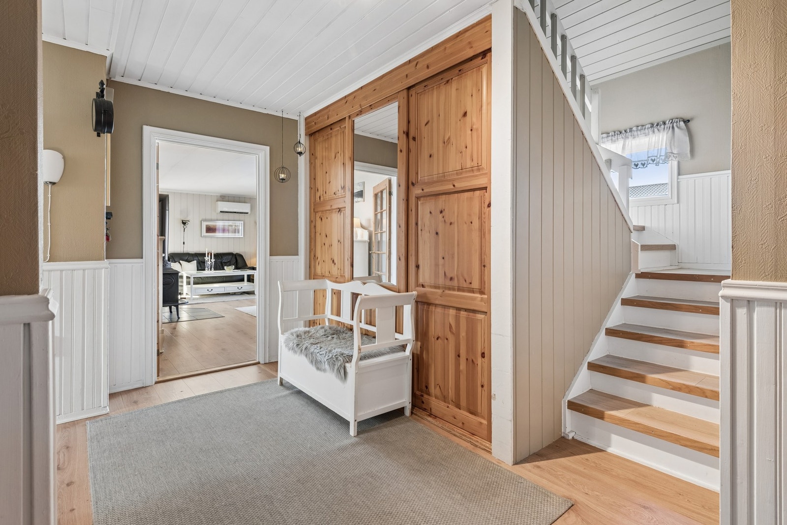 Gangen har en skyvedørsgarderobe med lagringsplass. Galleribilde