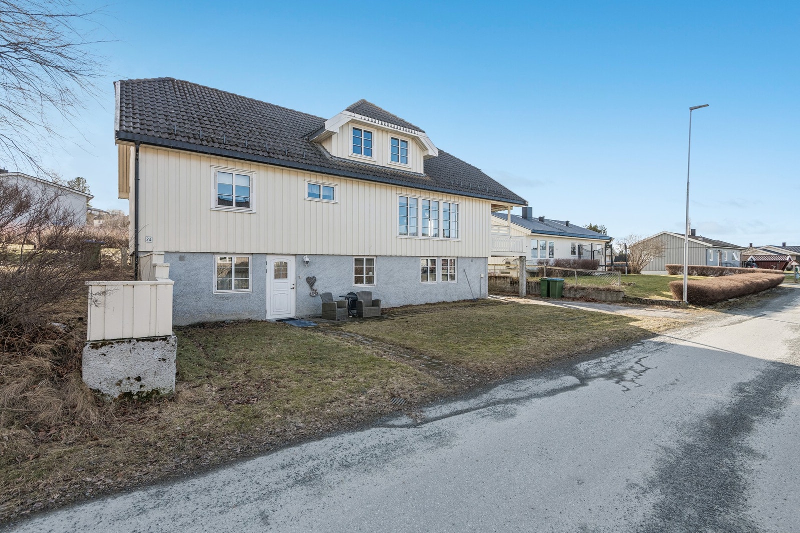 I underetasje har man sokkelleiligheten med muligheten for egen og privat inngang. I dag leies leiligheten i sokkel ut for 9000,- pr måned. Galleribilde