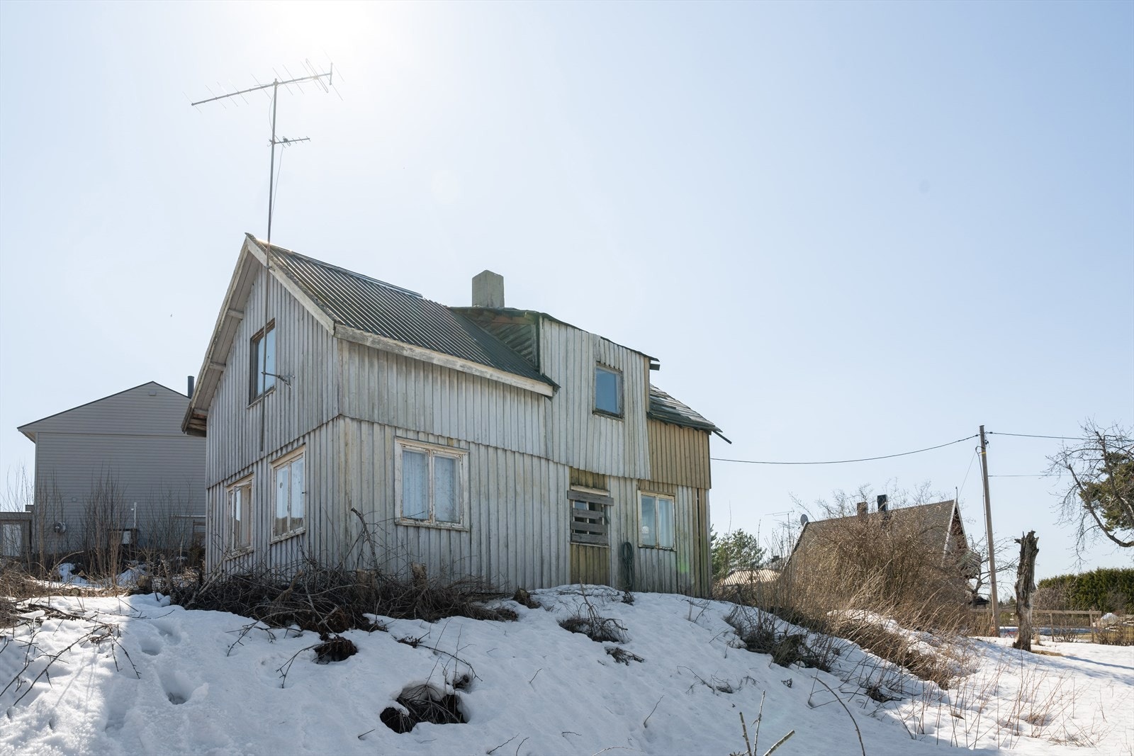 På tomten står det to bygninger som må anses rivningsklare. Galleribilde