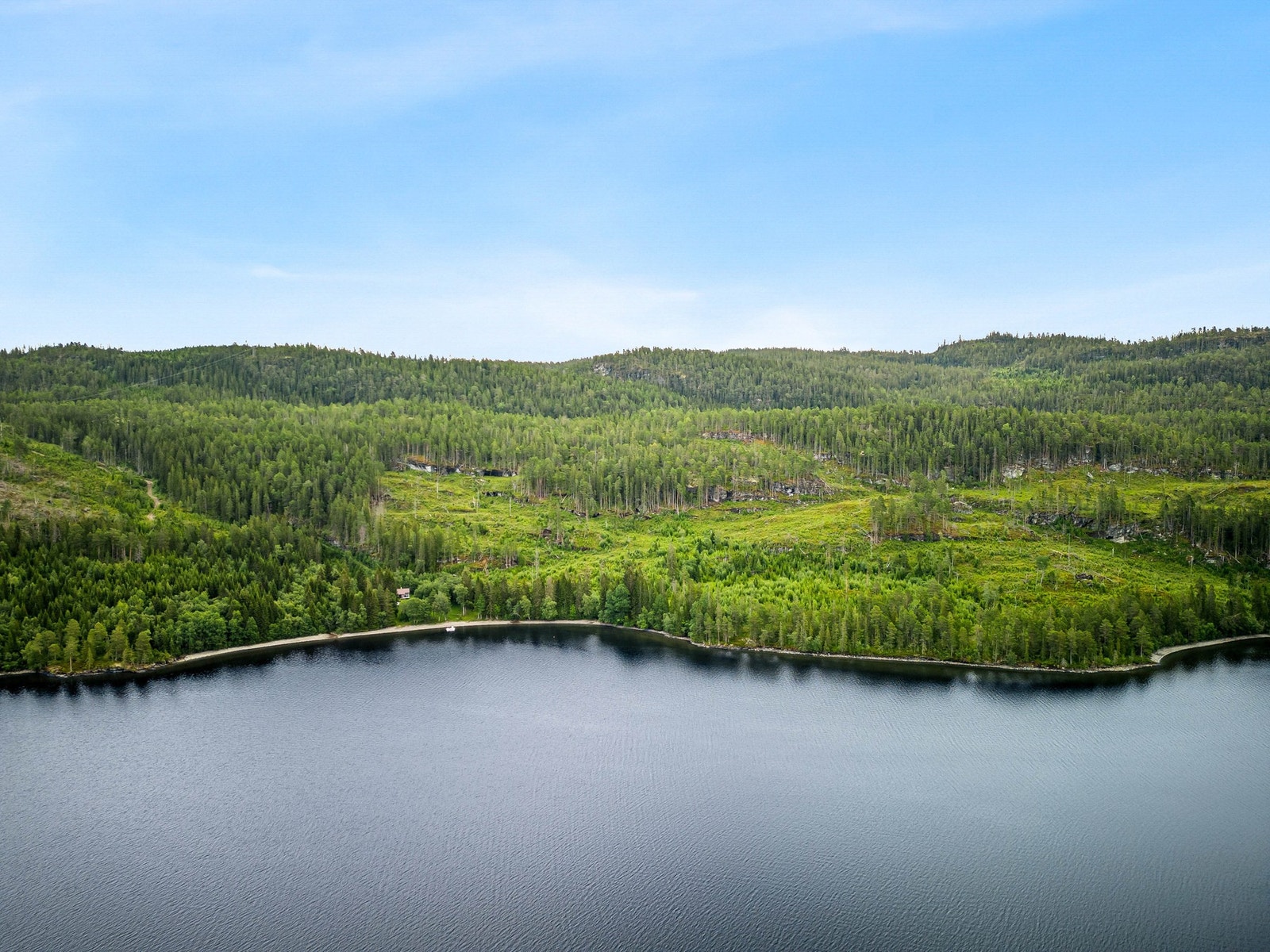 Oversiktbilde over innsjøen Ånøya ved jaktbua tilhørende eiendommen. Et flott område for fiske og rekreasjon Galleribilde