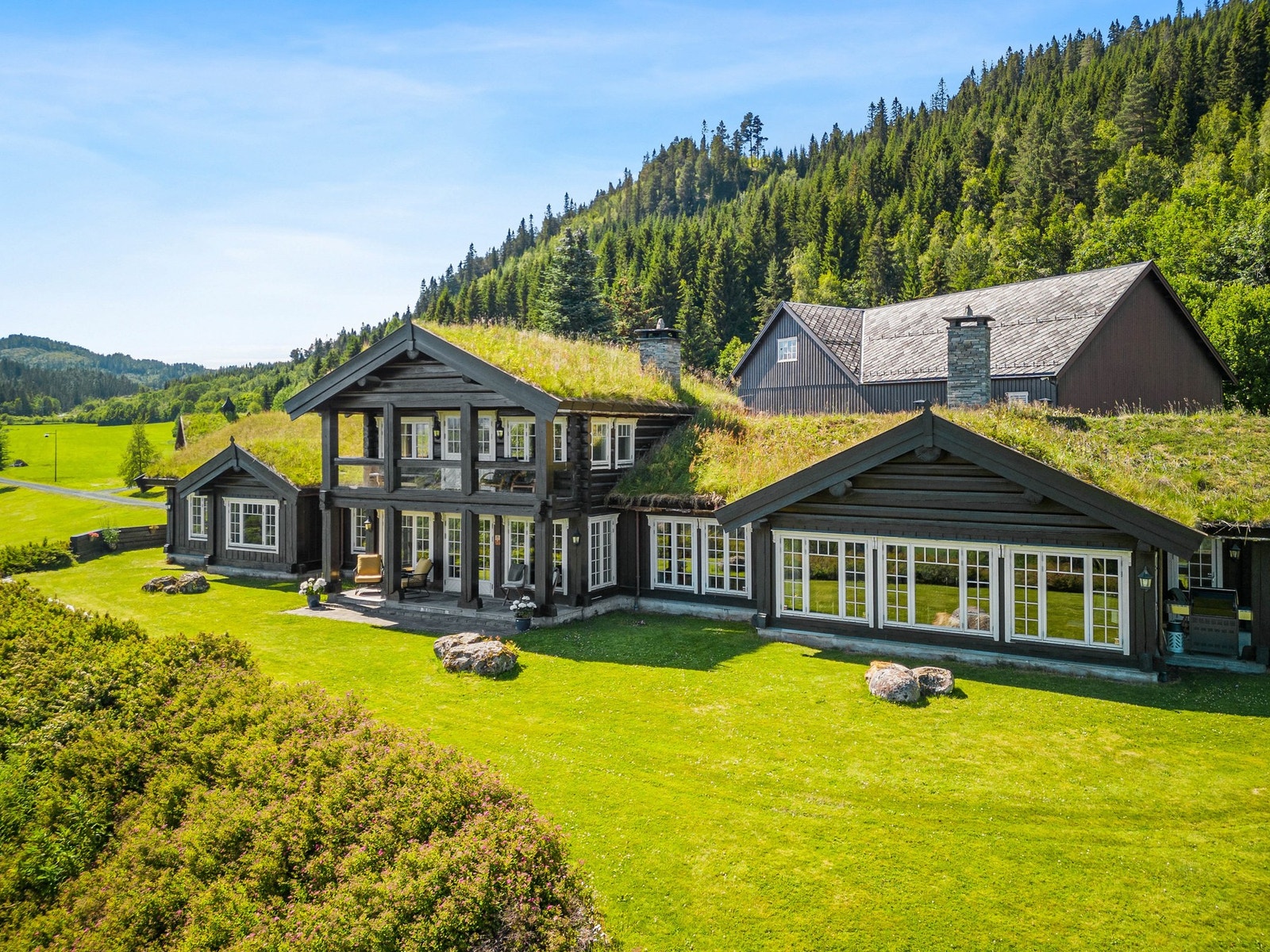 Tunet er flott opparbeidet med markterrasser, plenarealer og beplantning Galleribilde