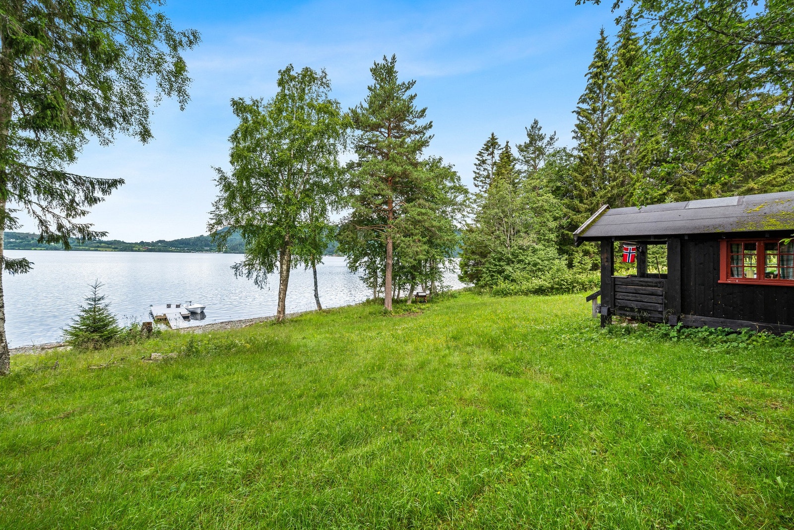 Idyllisk beliggende jaktbu ved innsjøen Ånøya. Et fint sted for rekreasjon, jakt og fiske Galleribilde