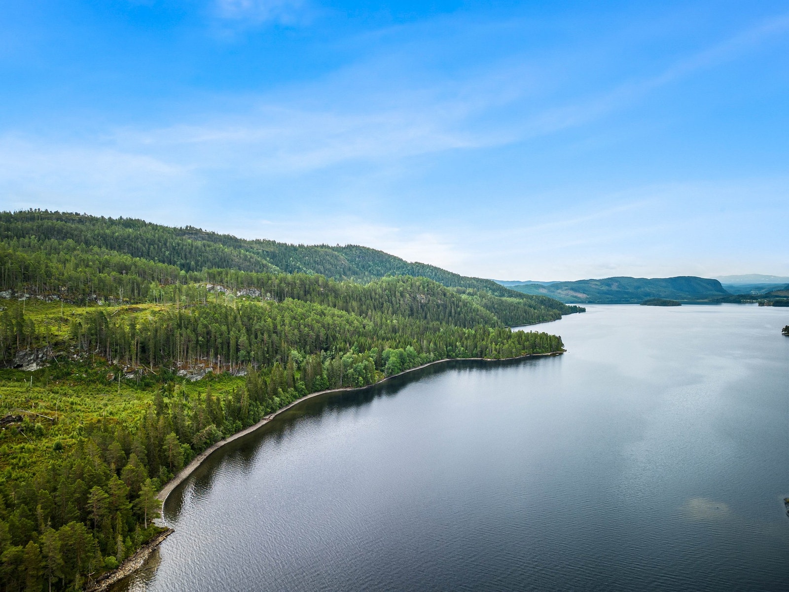 Oversiktbilde over innsjøen Ånøya ved jaktbua tilhørende eiendommen. Et flott område for fiske og rekreasjon Galleribilde