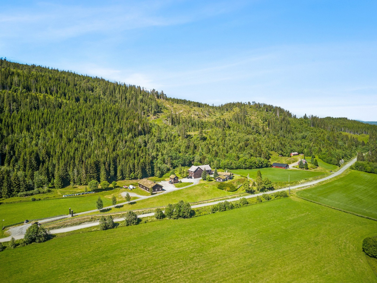 Oversiktsbilde av gårdstun Galleribilde